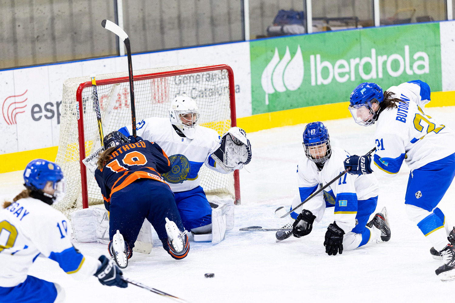 IIHF Women’s World Championship Division IB: Netherlands defeats Kazakhstan, 3–0.