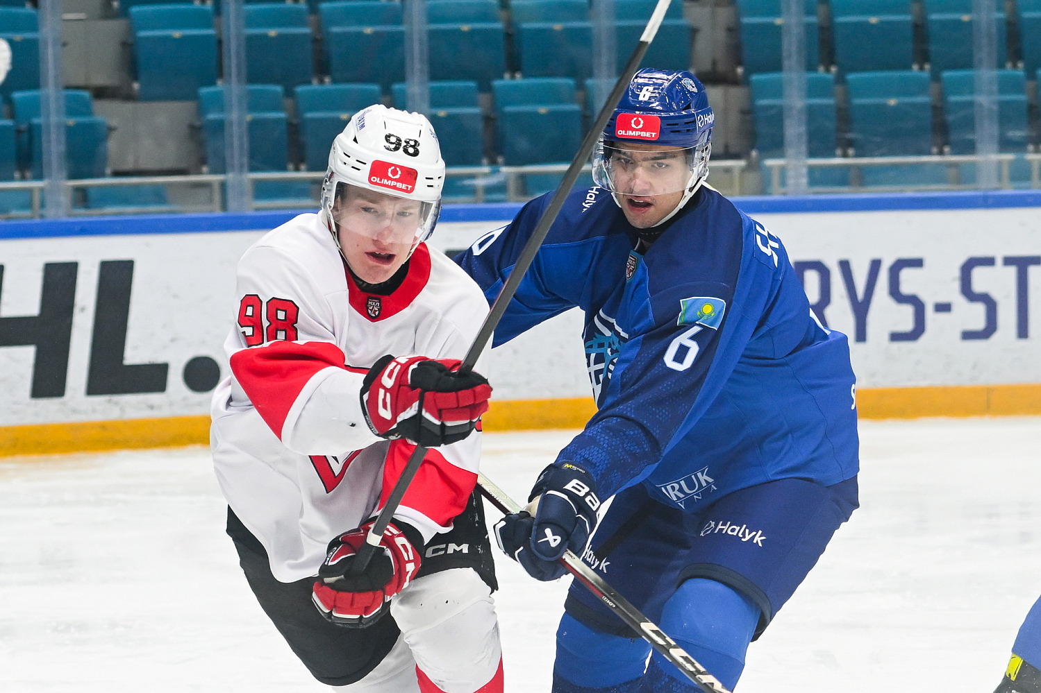 Snezhnye Barsy - MHK Molot