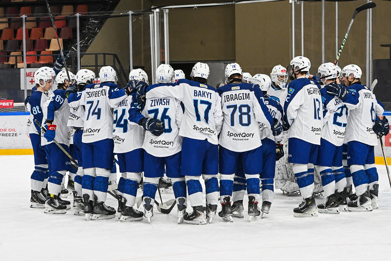 Snezhnye Barsy edge Molot in a high-scoring game.